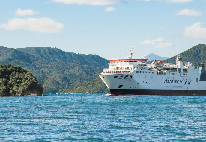 LPS1920 Interislander Aratere crowd on the bow passing Mabel Island