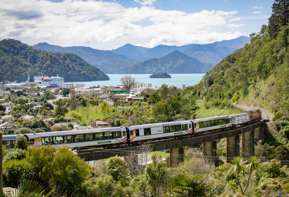 Coastal Pacific connecting with Interislander RH4354 1000x680